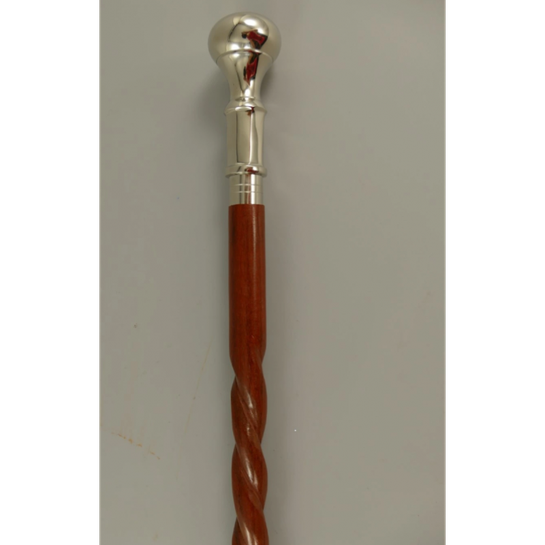 Elegantná drevená palica s mosadznou rukoväťou